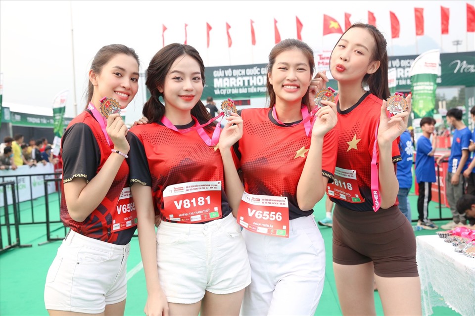 Các người đẹp tươi tắn chụp ảnh kỉ niệm với huy chương giải Tiền Phong Marathon 2023. Họ hi vọng sẽ lan toả tinh thần thể thao đến giới trẻ Việt Nam. Ảnh: Nhân vật cung cấp