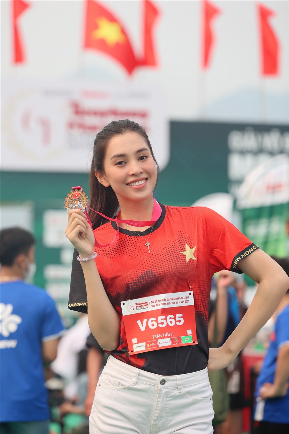 Hoa hậu Tiểu Vy khoe nhan sắc xinh đẹp với tấm huy chương giải chạy. Ảnh: Nhân vật cung cấp
