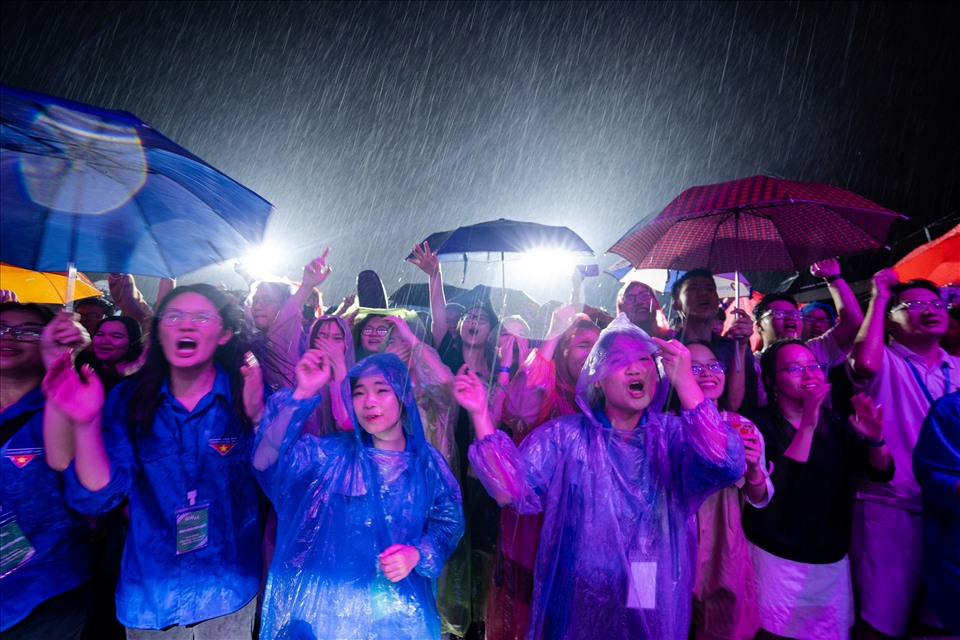Các trẻ không ngại đội mưa và cùng chìm đắm trong không gian âm nhạc Solla Music -