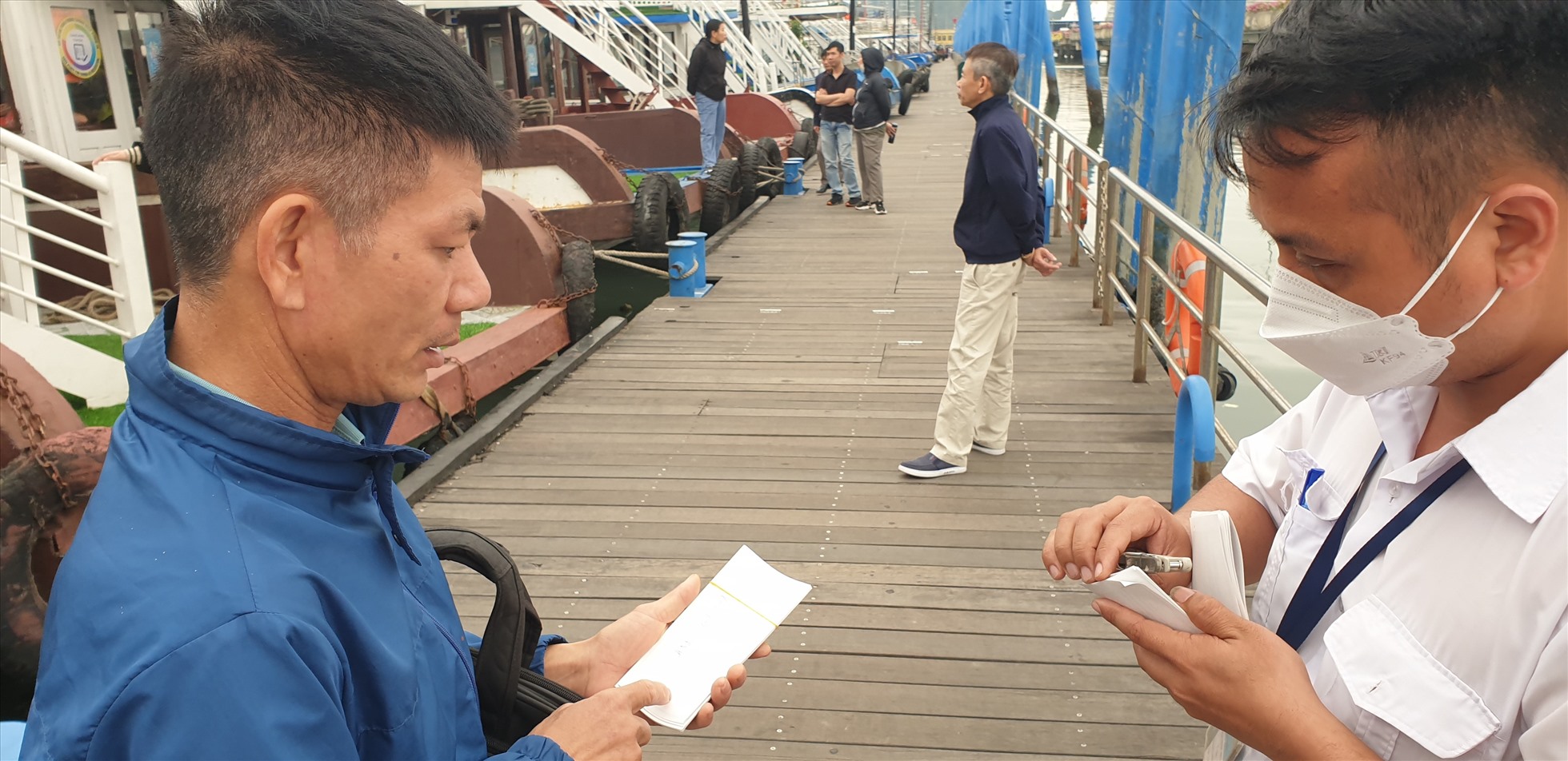 Kiểm đếm vé tại cảng tàu du lịch trước khi tàu xuất bến sáng 26.3.2023. Ảnh: Nguyễn Hùng