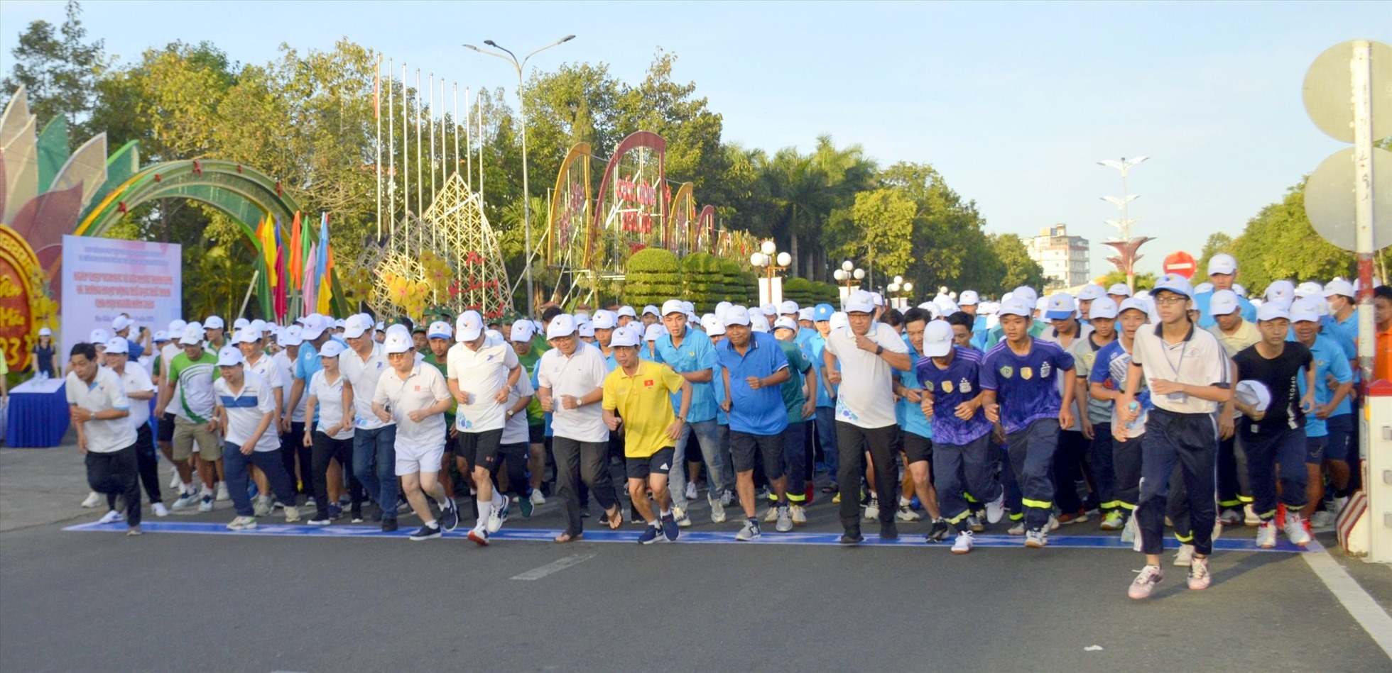 Cán bộ, công nhân viên chưc người lao động tỉnh Bạc Liêu tham gia chạy vì sức khỏe. Ảnh: Nhật Hồ