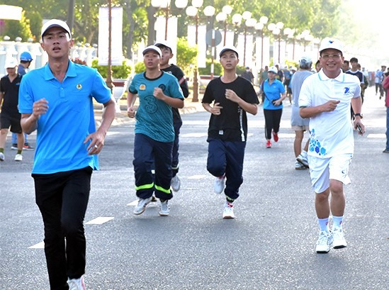 Chủ tịch UBND tỉnh Bạc Liêu Phạm Văn Thiều (đồ trắng) chạy cùng 2.000 người tại tỉnh Bạc Liêu. Ảnh: Nhật Hồ