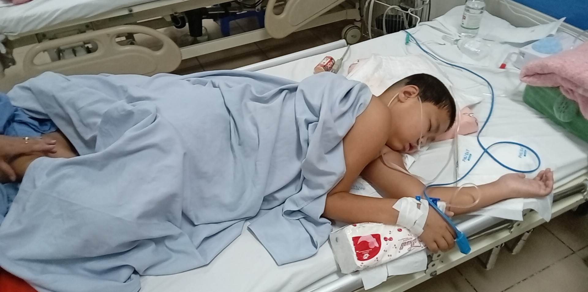 Cháu Nam hiện đang điều trị tại Bệnh viện K - Tân Triều, Hà Nội. Ảnh: Gia đình cung cấp.