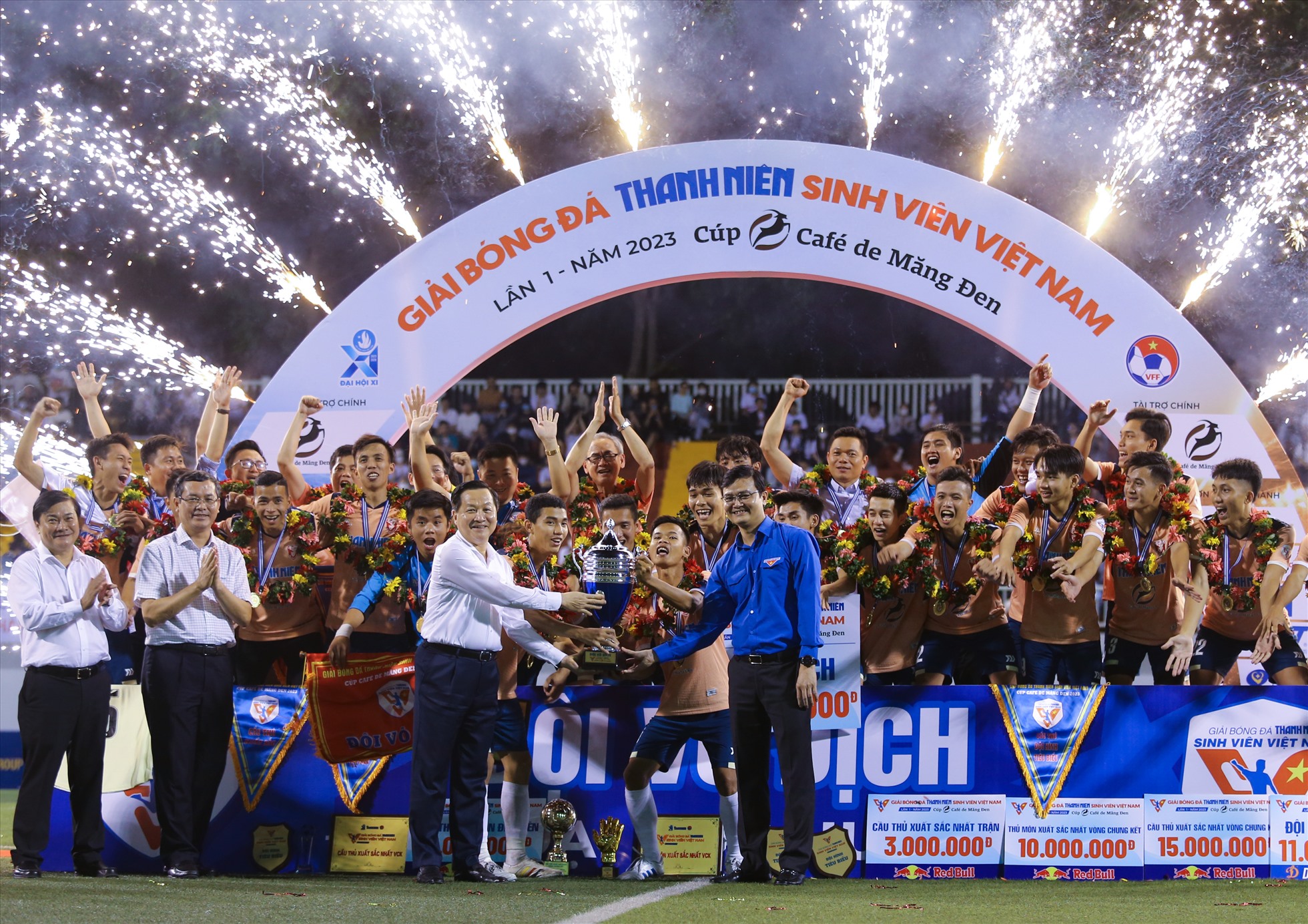Nhà vô địch giải bóng đá Thanh Niên Sinh viên Việt Nam 2023 vinh dự nhận chiếc cúp danh giá từ Phó Thủ tướng Chính phủ Lê Minh Khái.