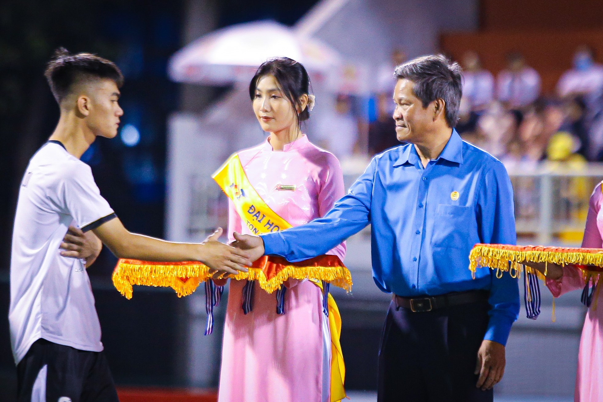 Phó Chủ tịch Tổng Liên đoàn Lao động Việt Nam Huỳnh Thanh Xuân trao huy chương bạc cho đội giành ngôi á quân chung cuộc là Đại học Thủy lợi.