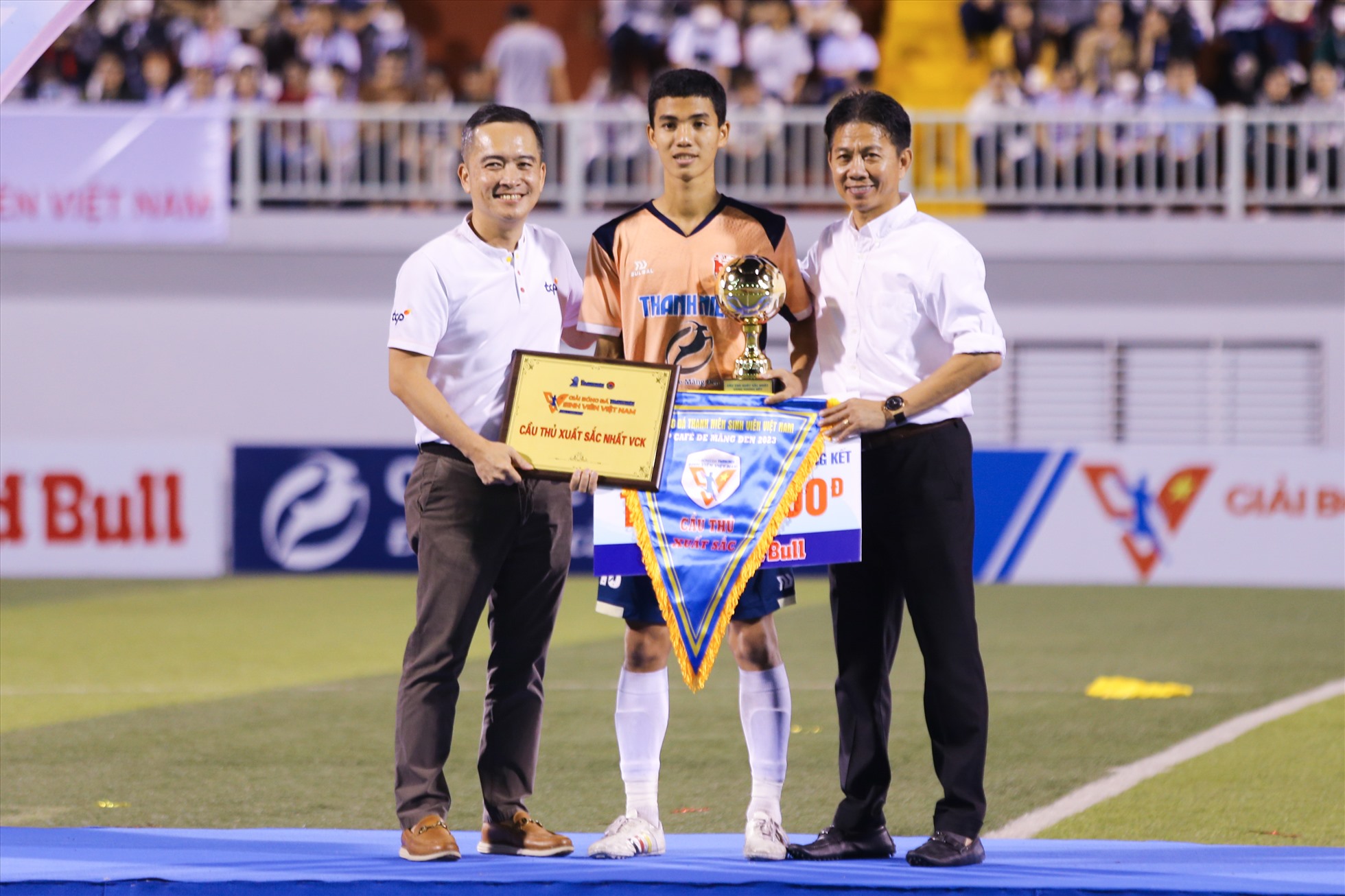 Đến dự trận chung kết còn có tiền đạo đội tuyển Việt Nam - Nguyễn Tiến Linh và huấn luyện viên trưởng U20 Việt Nam - ông Hoàng Anh Tuấn.