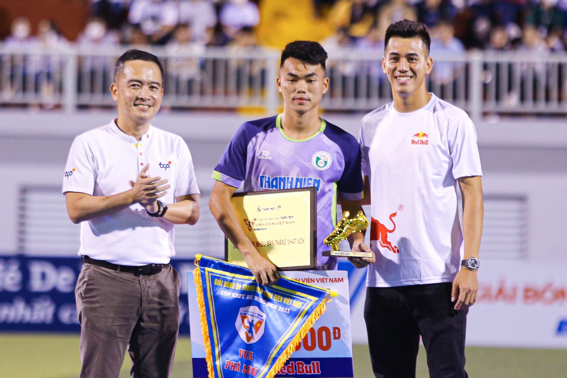 Đến dự trận chung kết còn có tiền đạo đội tuyển Việt Nam - Nguyễn Tiến Linh.