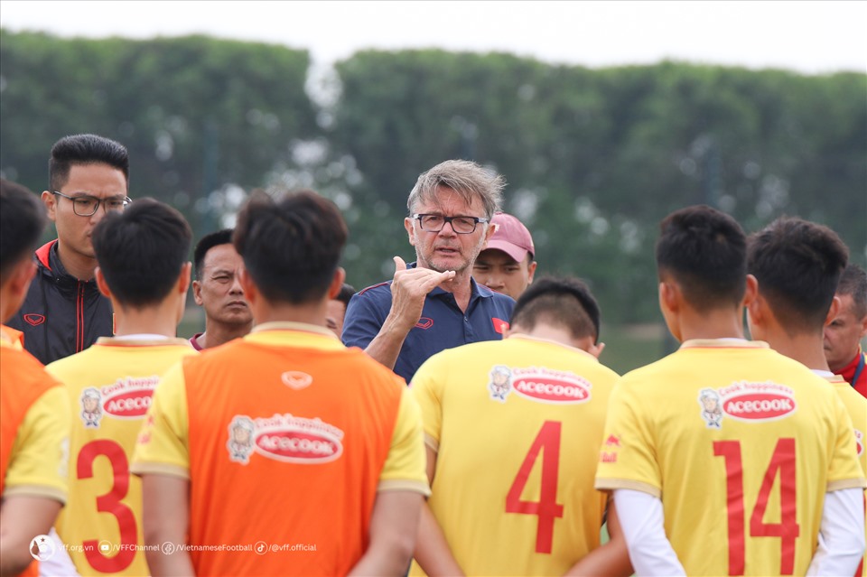 Huấn luyện viên Troussier động viên tinh thần các cầu thủ U23 Việt Nam sau 2 trận thua tại Doha Cup 2023. Ảnh: VFF