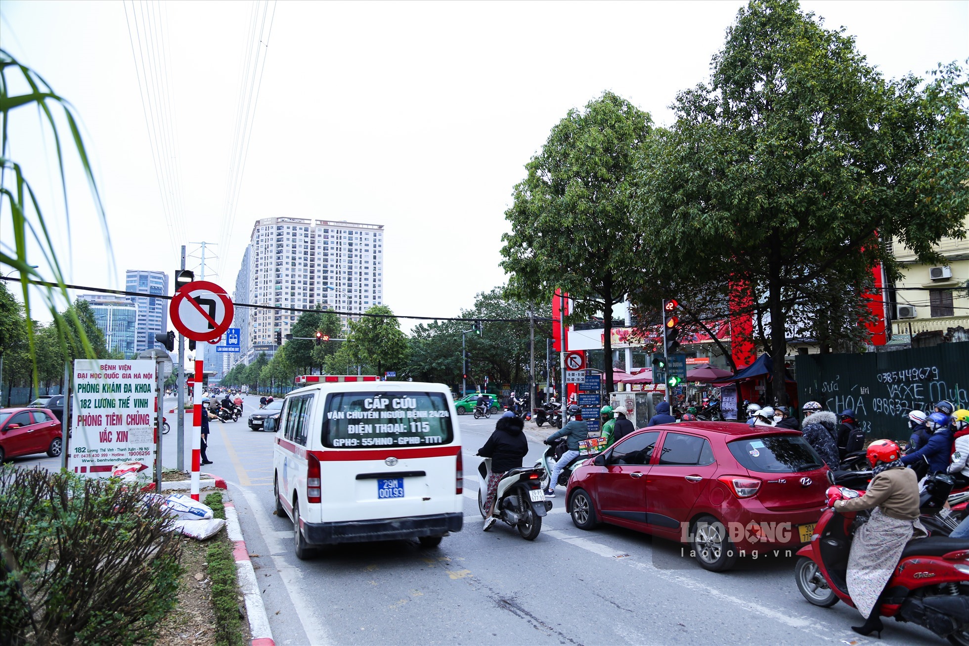 Cấm toàn bộ các xe ôtô lưu thông qua đường Lương Thế Vinh. Ảnh: Dương Anh