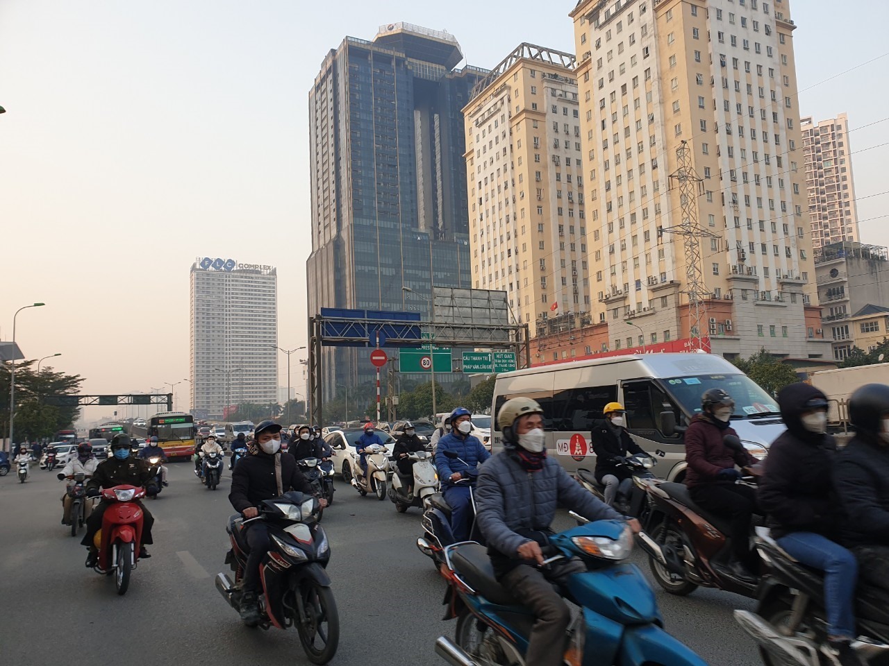 Hà Nội cấm các phương tiện từ đường Phạm Hùng hướng đi Mai Dịch rẽ trái tại nút giao để đi đường Nguyễn Hoàng. Ảnh: Phạm Đông
