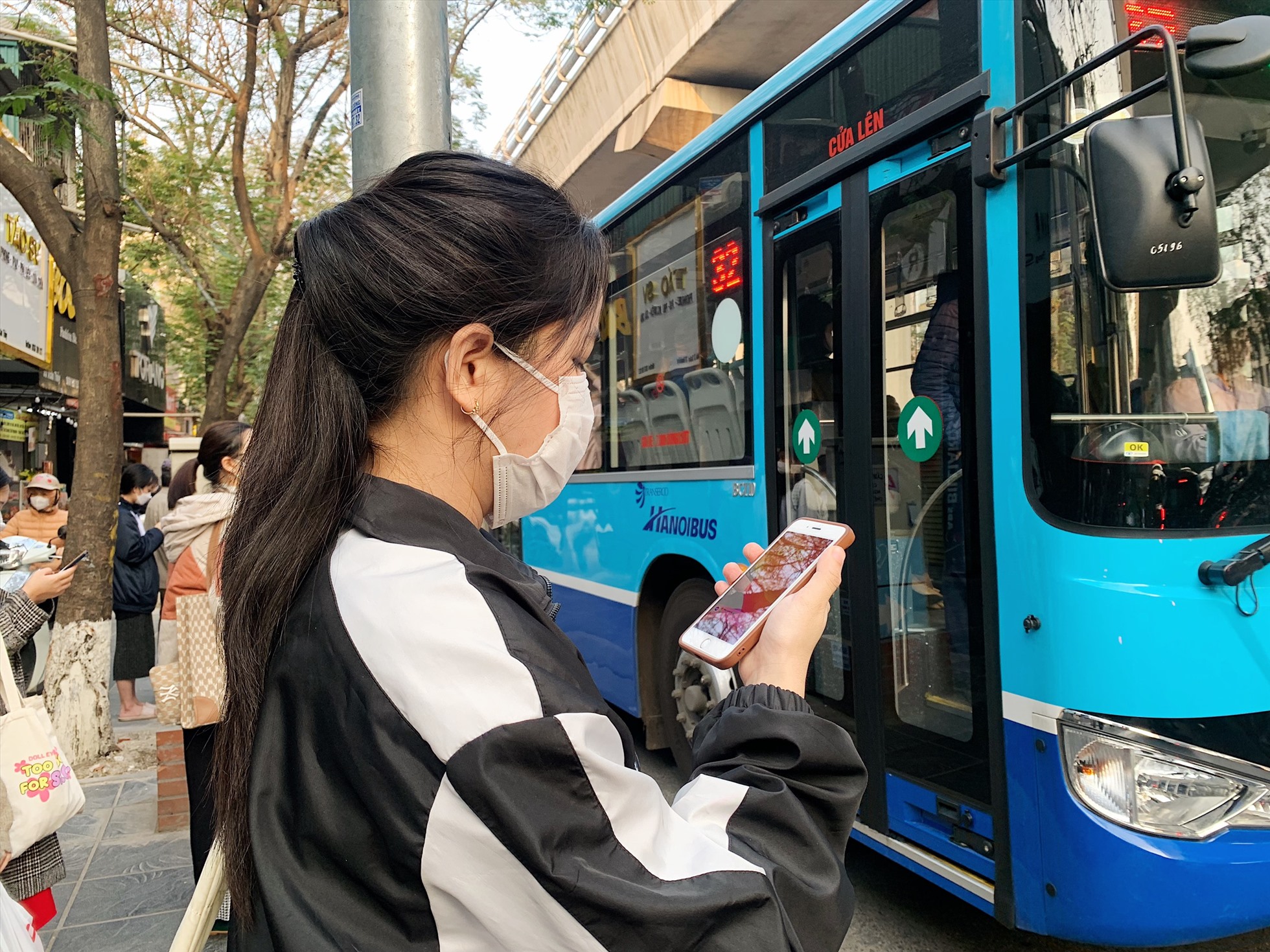 Xe buýt của Hà Nội chưa đáp ứng được yêu cầu của người dân. Ảnh: Phạm Đông