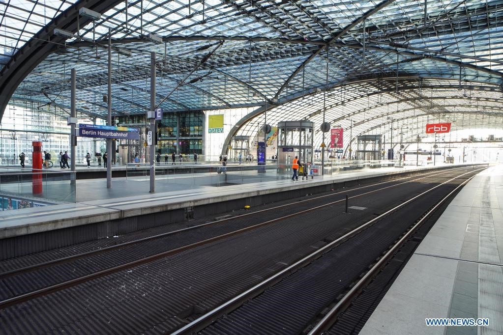 Sân ga trống trơn trong cuộc đình công của những người lái tàu tại nhà ga trung tâm Berlin ở Berlin, Đức, ngày 11.8.2021. Ảnh: Xinhua