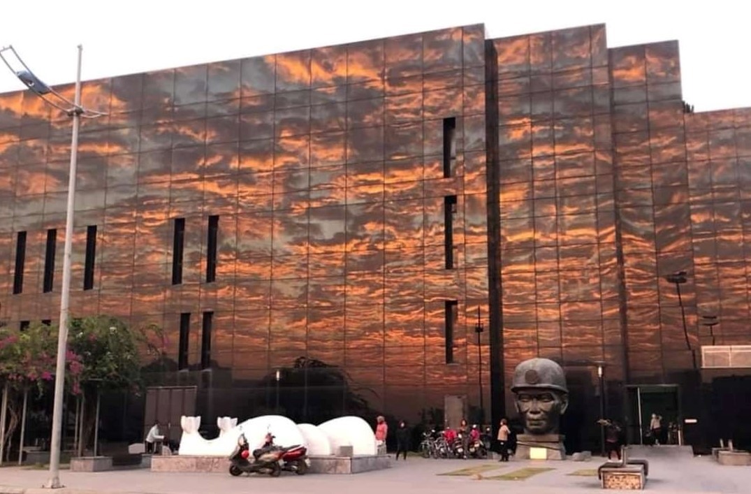 Bảo tàng Quảng Ninh thay đổi màu sắc do 14.000m² kính bán cường lực bọc xung quanh tòa nhà. Ảnh: Thanh Tùng