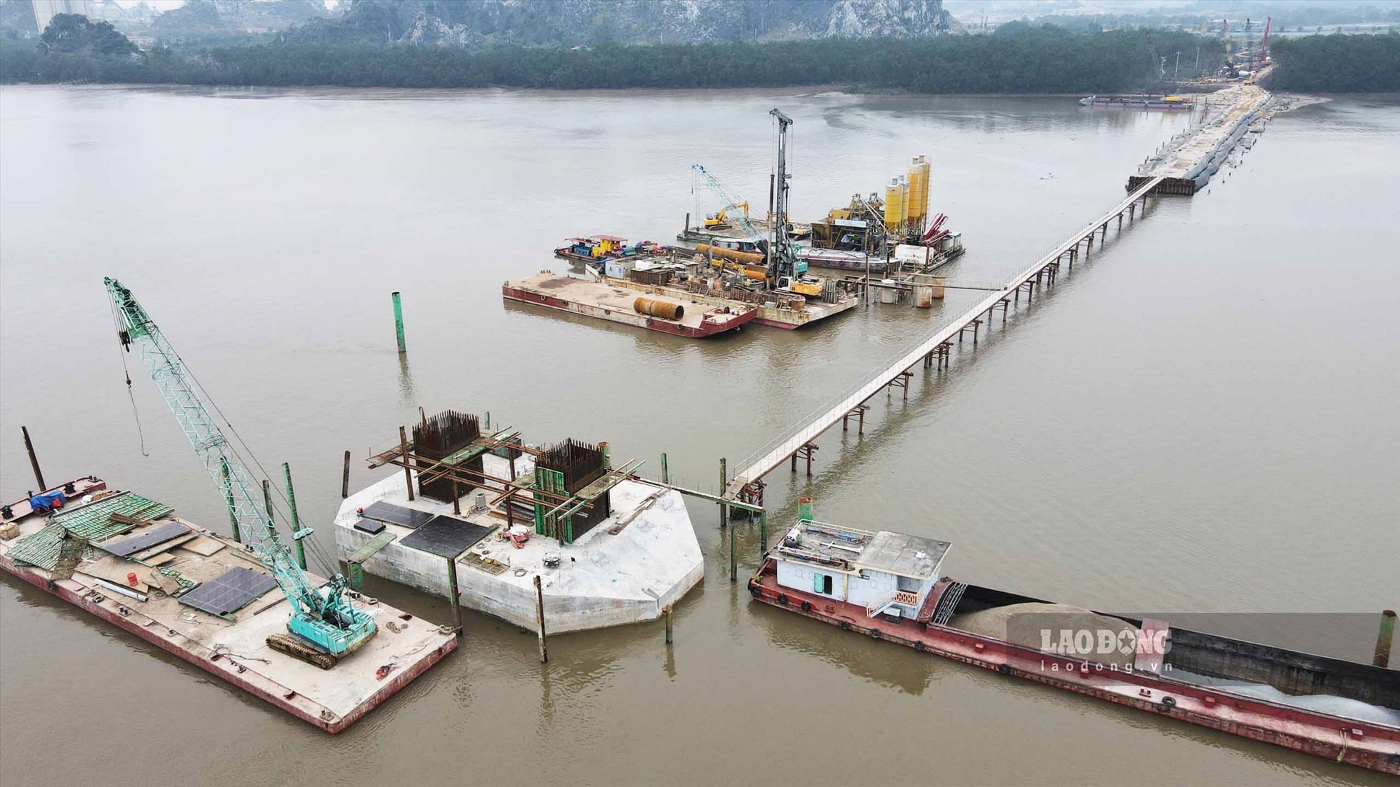 Cầu Bến Rừng được khởi công từ tháng 5.2022, vượt qua sông Đá Bạch và 1,85 ha rừng ngập mặn với gần 2.000 tỉ đồng đầu tư, ngân sách Trung ương 1.100 tỉ đồng; TP Hải Phòng hơn 835 tỉ đồng và tỉnh Quảng Ninh 5,5 tỉ đồng.