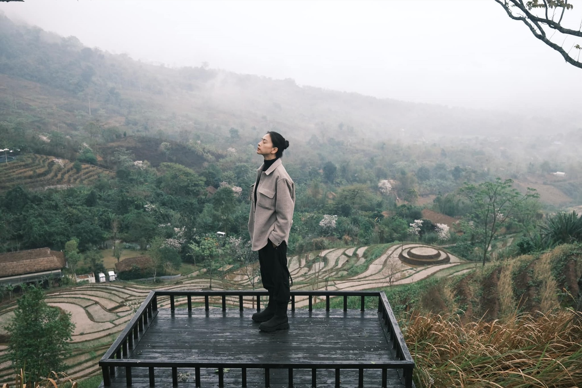 Trong bộ ảnh du lịch, khung ảnh Mai Châu hiện lên yên bình, những góc view nhìn ra ruộng bậc thang và thung lũng tuyệt đẹp.