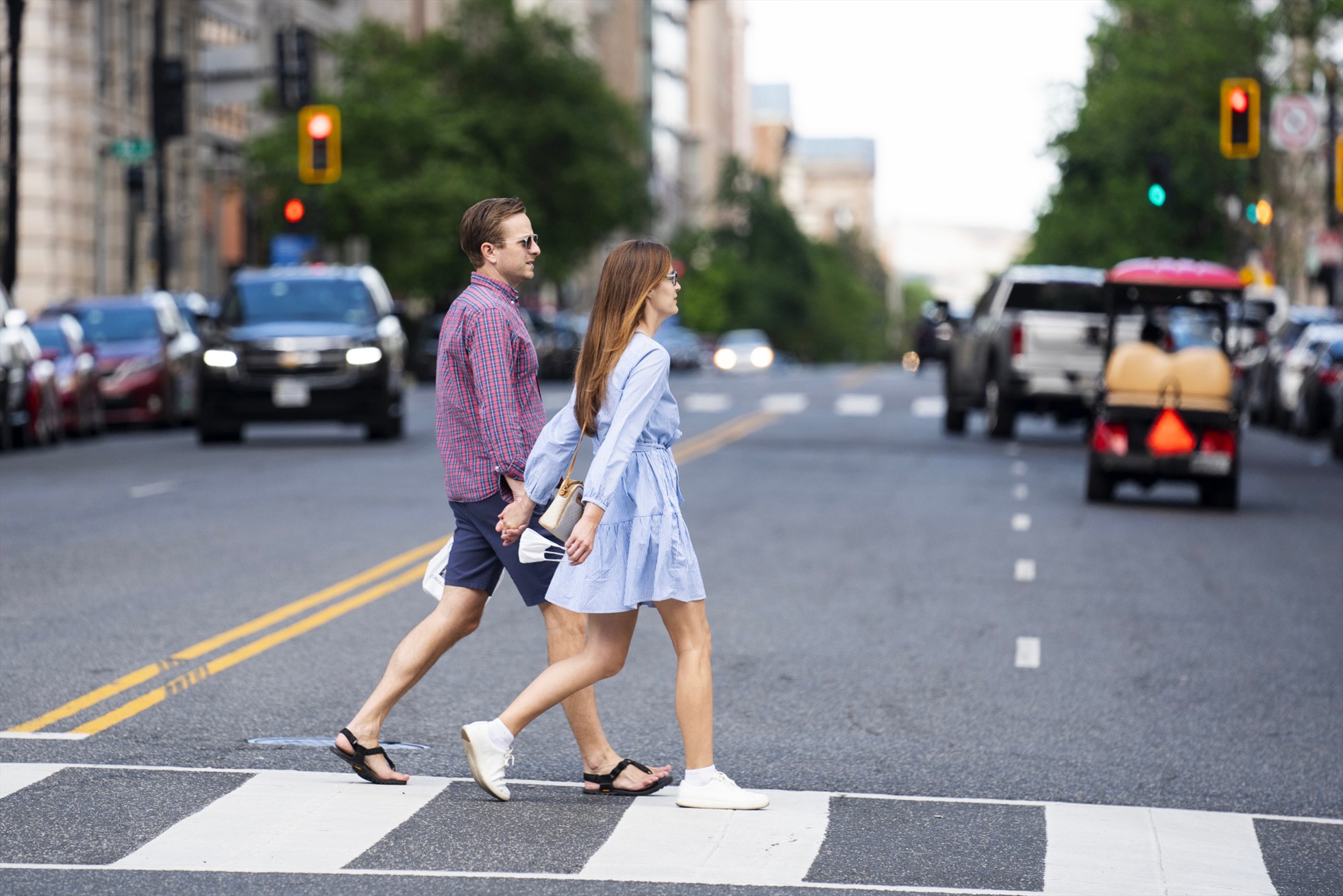 Một cặp đôi đi dạo trên đường phố Washington, D.C, Mỹ vào 14.5.2021. Ảnh: Xinhua