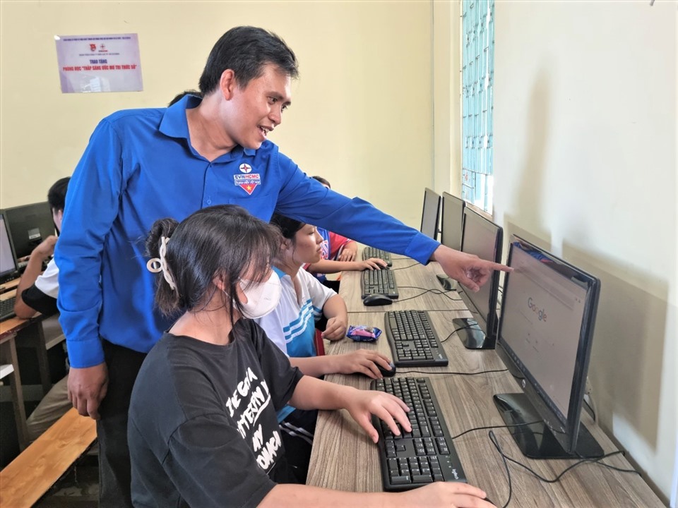 Ông Huỳnh Tấn Khương - Bí thư Đoàn Thanh niên Cộng sản Hồ Chí Minh EVNHCMC - hướng dẫn các em học sinh sử dụng internet. Ảnh: Nam Dương