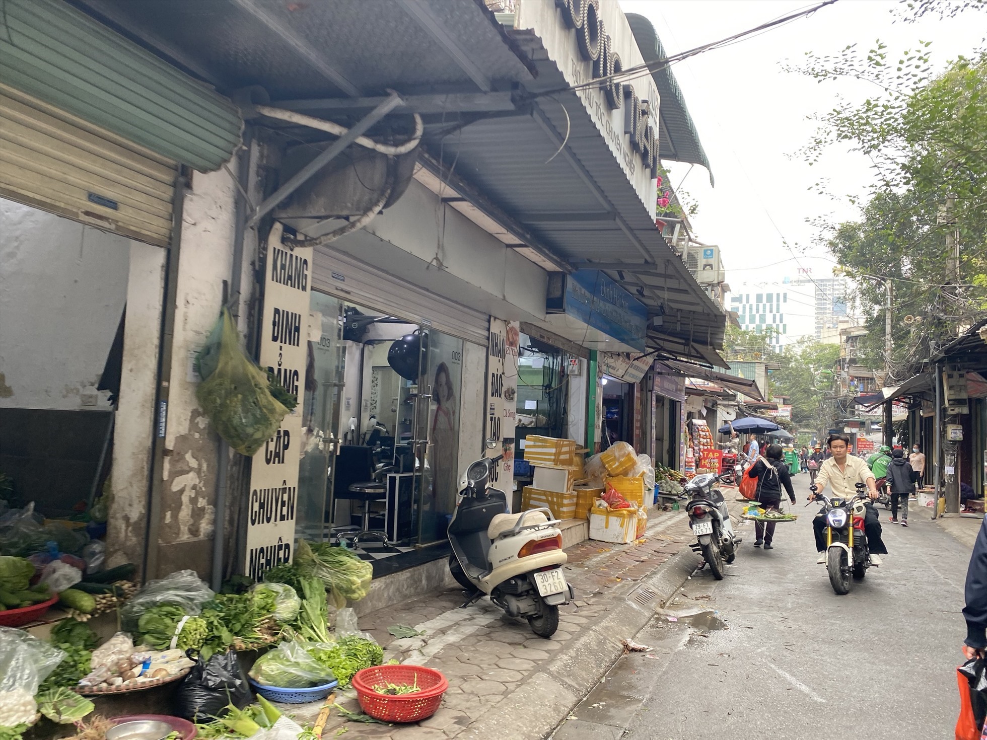 Vỉa hè nhỏ hẹp vẫn bị lấn chiếm tại phường Thanh Xuân Bắc ngày 16.3. Ảnh: Phạm Đông