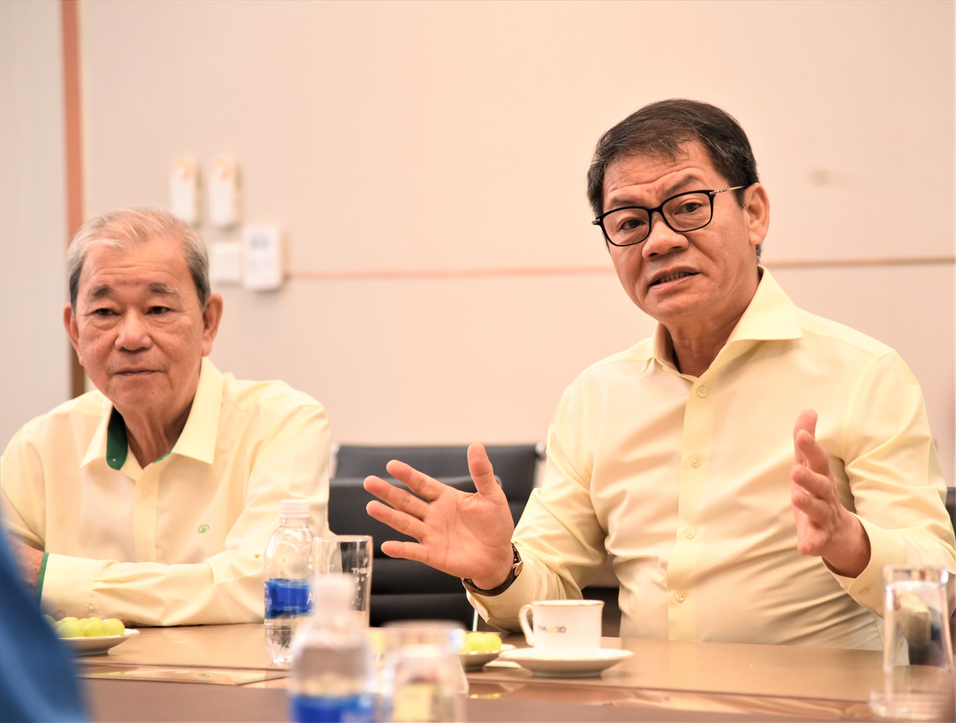 Ông Trần Bá Dương (bìa phải) ủng hộ đề nghị thành lập CĐ cấp trên trực tiếp cơ sở trực thuộc Tổng LĐLĐ Việt Nam trong THACO. Ảnh: Nam Dương