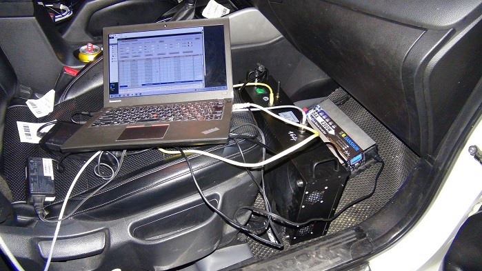 Máy tính và thiết bị giả trạm BTS hoạt động trên xe ôtô. Ảnh: Công an tỉnh Quảng Nam