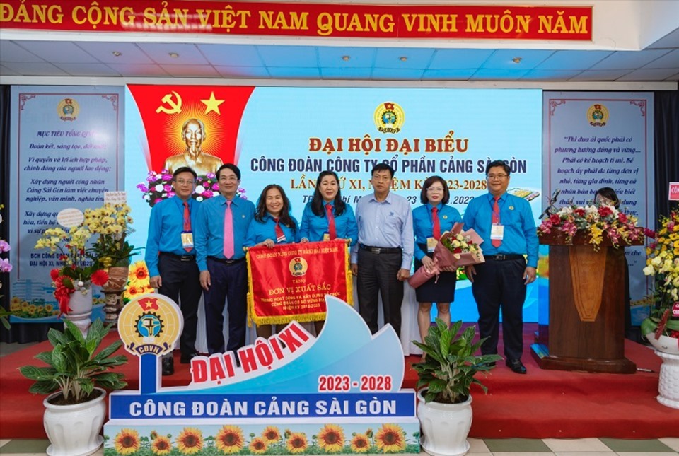 Lãnh đạo Công đoàn Tổng Công ty Hàng hải Việt Nam và Cảng Sài Gòn trao Cờ thi đua cho CĐCS Cảng Sài Gòn. Ảnh: CĐ Hàng hải Việt Nam