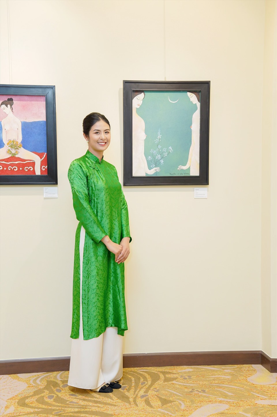 Hoa hậu Ngọc Hân vừa đảm nhận vai trò MC đồng thời là BTC của triển lãm tranh “Tay níu thời gian” nhân kỷ niệm 20 năm ngày mất họa sĩ Bửu Chỉ - một trong những danh họa cô rất yêu thích.