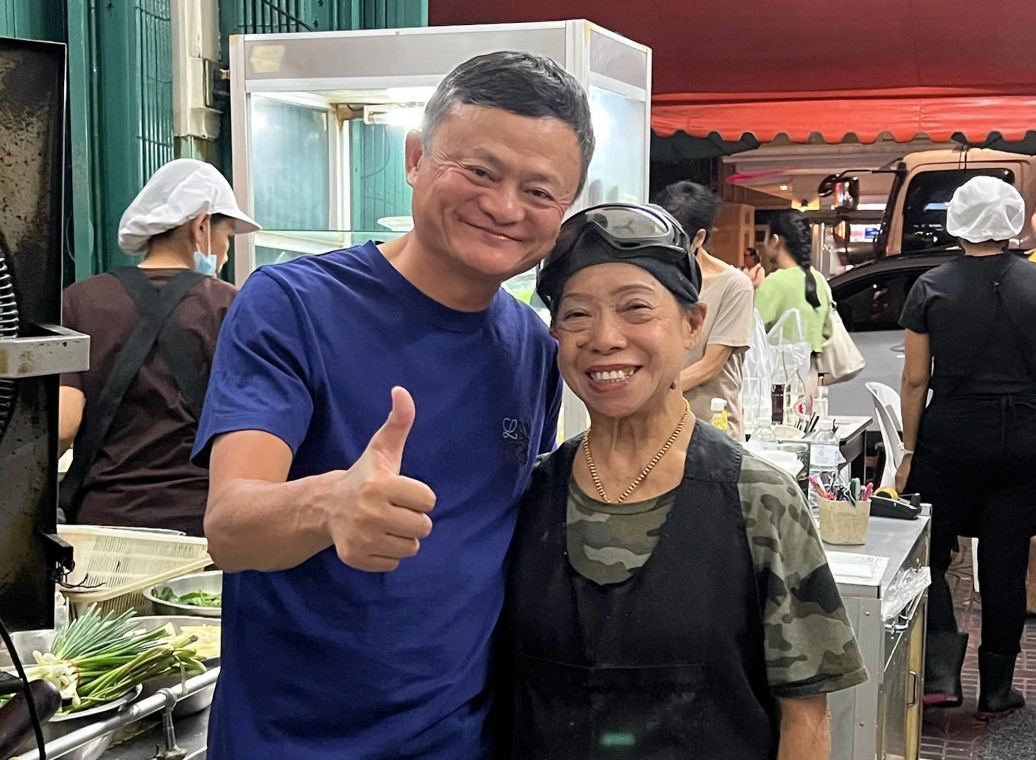 Jack Ma (trái) ở Thái Lan đầu năm 2023. Ảnh: Facebook Jack Ma
