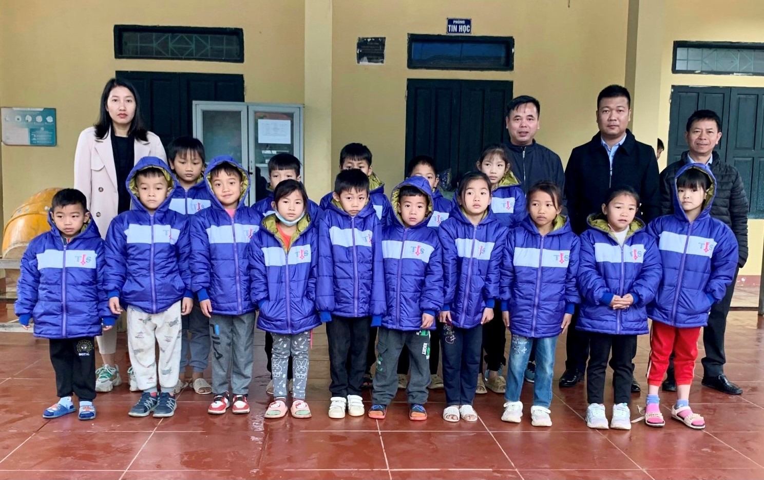 CĐCS Văn phòng Tỉnh ủy phối hợp trao tặng áo ấm cho học sinh Trường Tiểu học Hẹ Muông, xã Hẹ Muông, huyện Điện Biên. Ảnh: Minh Thuỳ.