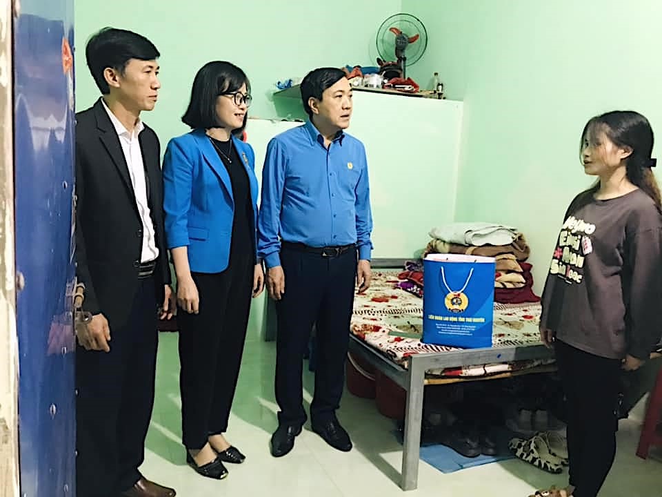 Lãnh đạo LĐLĐ tỉnh Thái Nguyên tặng quà công nhân thuê trọ. Ảnh: Công đoàn Thái Nguyên