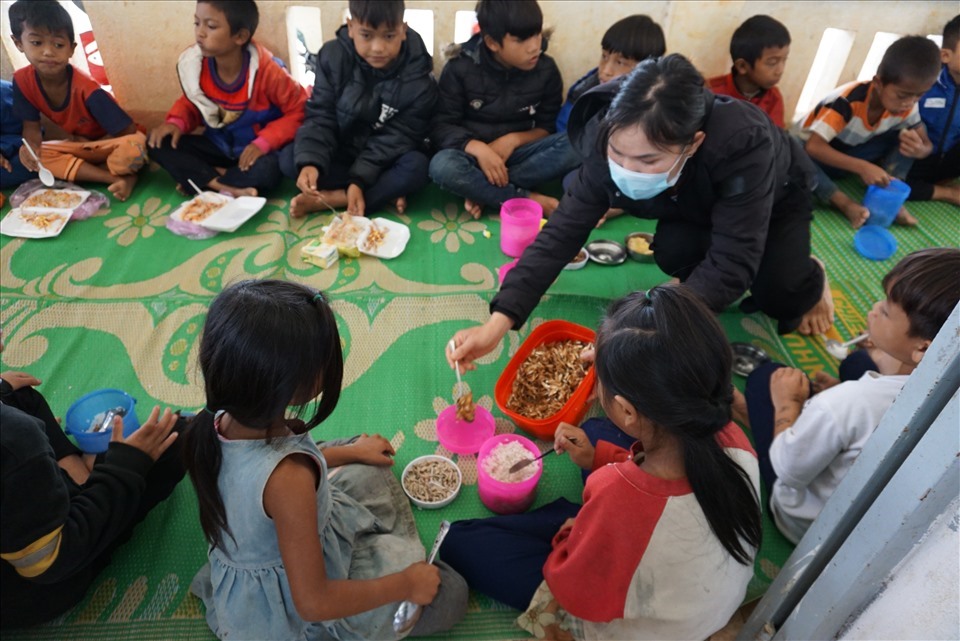 Bữa ăn gồm cơm trắng, cá khô, nhộng đất của học sinh huyện Kon Plông. Ảnh Thanh Tuấn