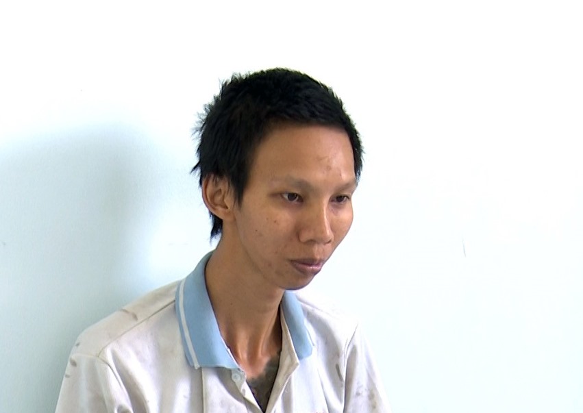 Trần Phước Hậu tại thời điểm bị bắt giữ sau khi chặn đường ném gạch vào xe ôtô. Ảnh: Nghiêm Túc
