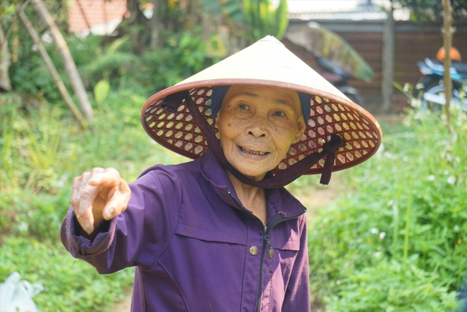 Bà Phan Thị Cổ, người dân sống xung quanh cho biết rất lâu rồi không có ai đến chăm nom.