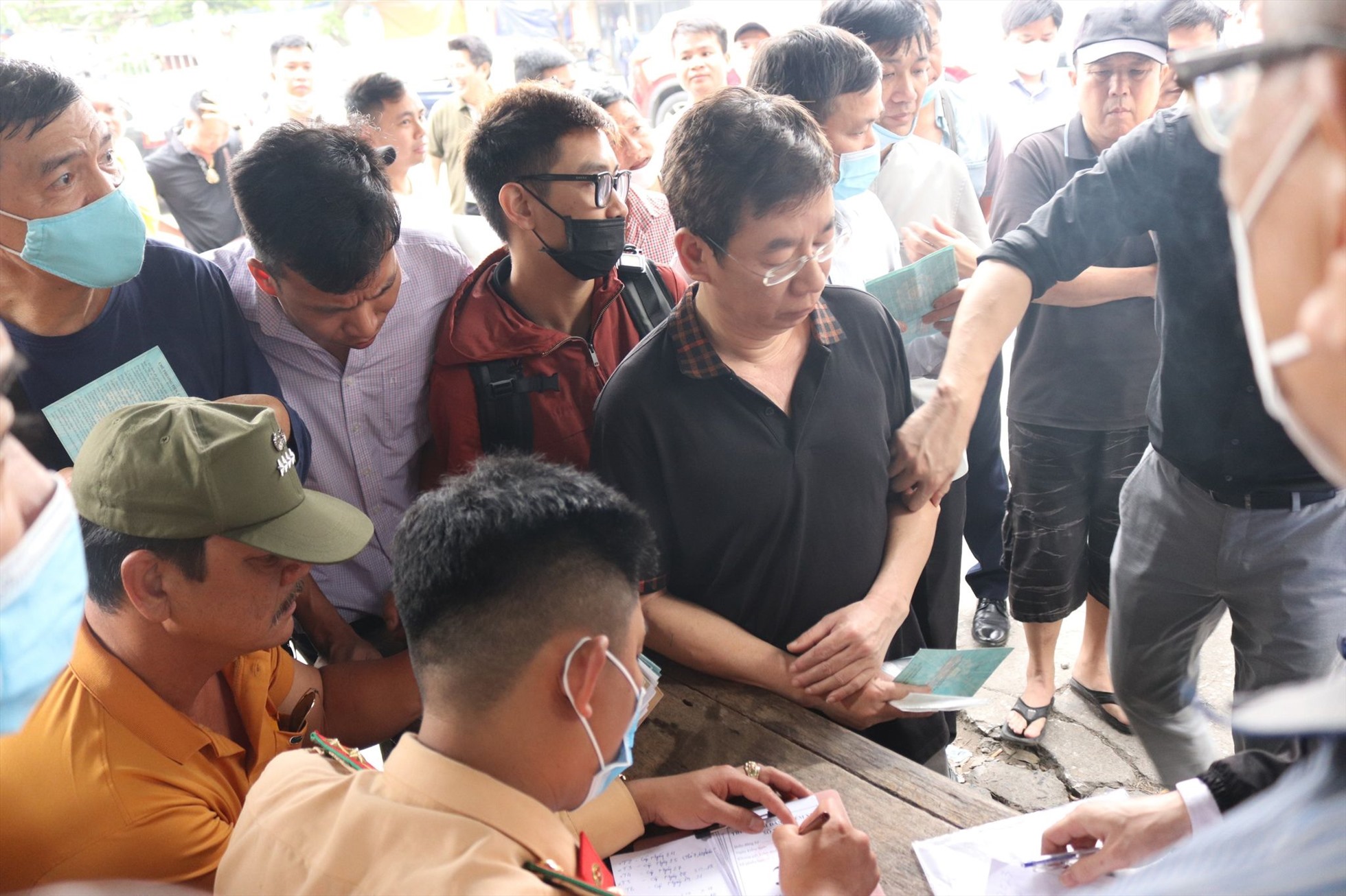 Người dân chen chúc lấy phiếu hẹn đăng kiểm tại một trung tâm đăng kiểm ở Hà Nội. Ảnh: Hữu Chánh