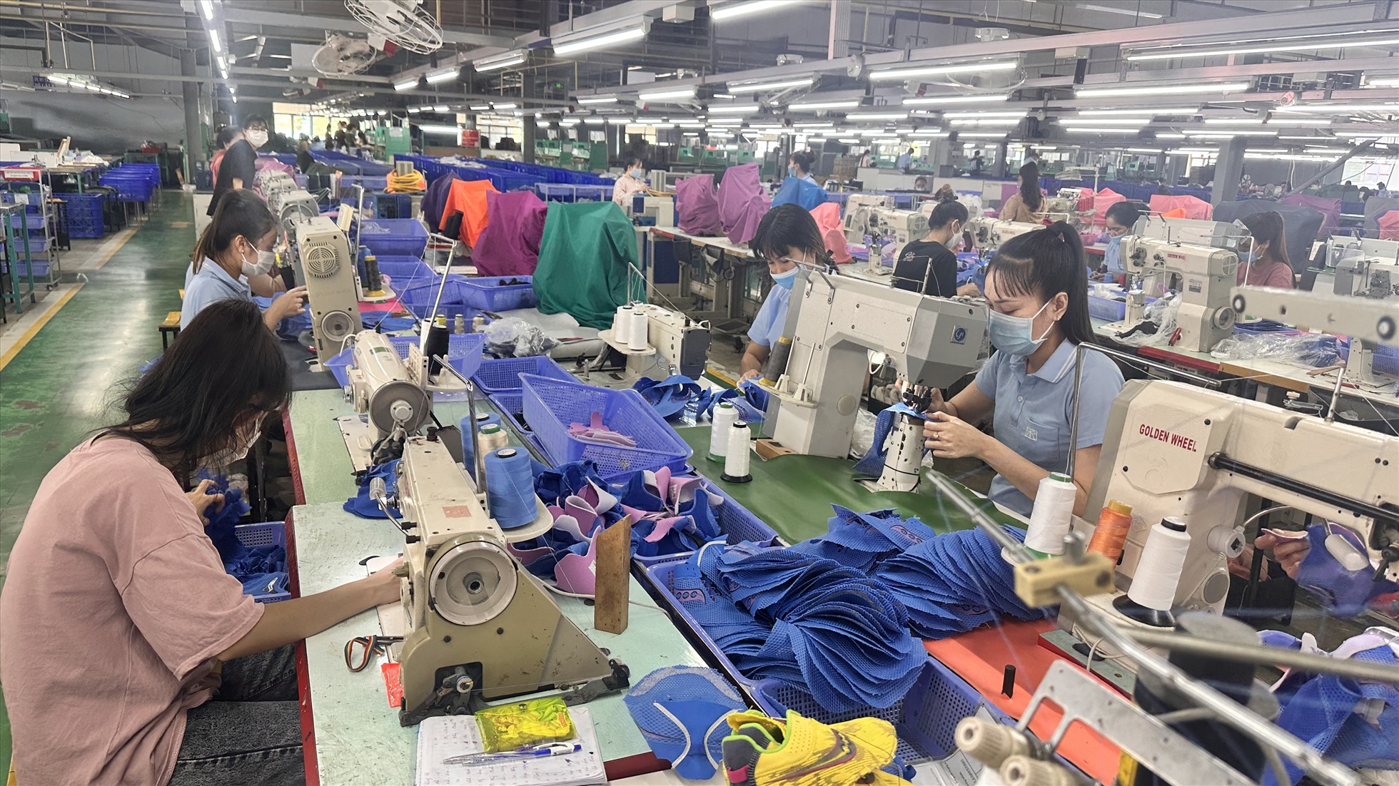Công nhân Bình Thuận trong xưởng sản xuất giày trong Khu công nghiệp. Ảnh: Duy Tuấn