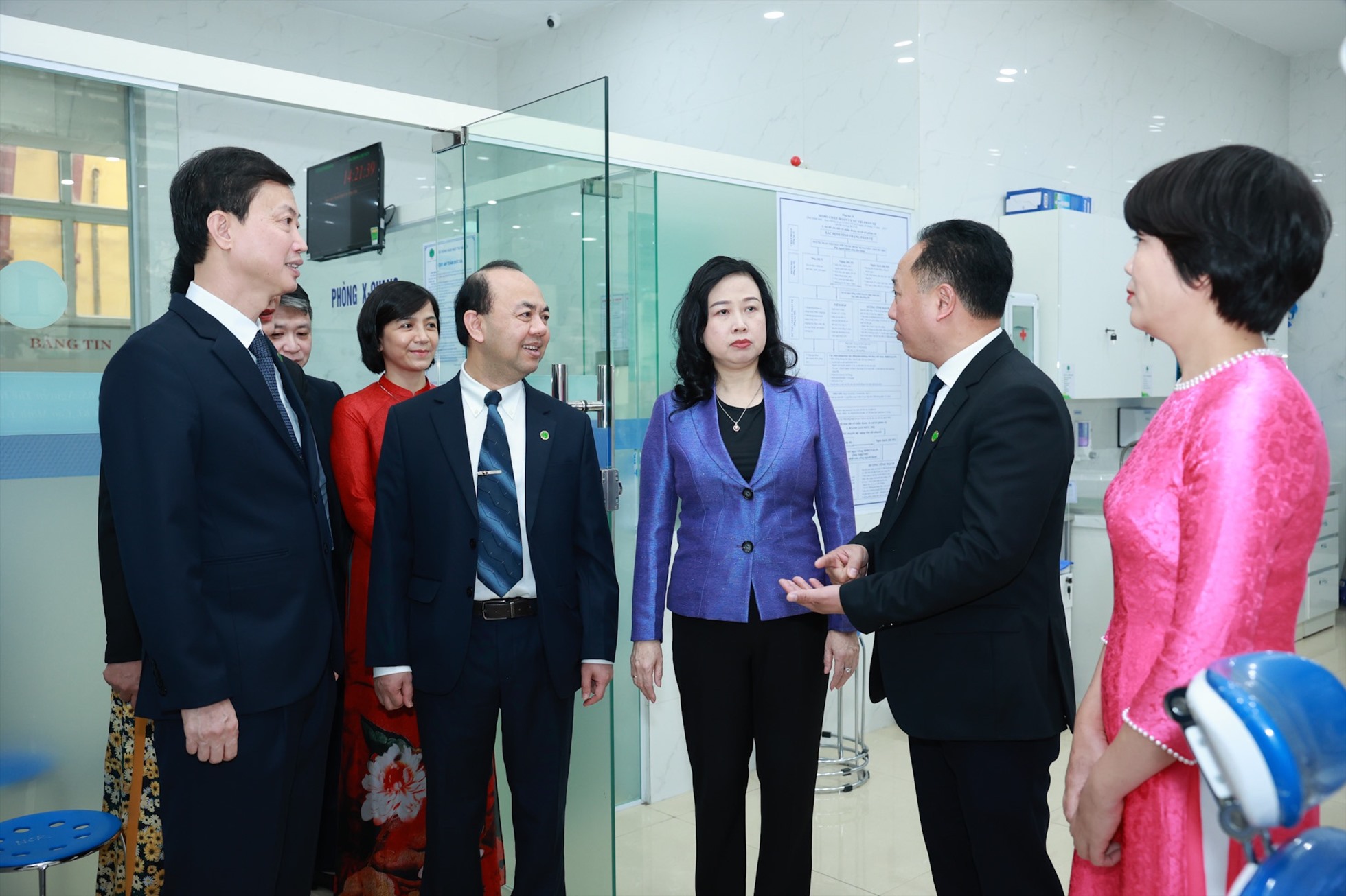 Bộ trưởng Bộ Y tế kiểm tra công tác khám chữa bệnh tại bệnh viện. Ảnh: Hải Nguyễn