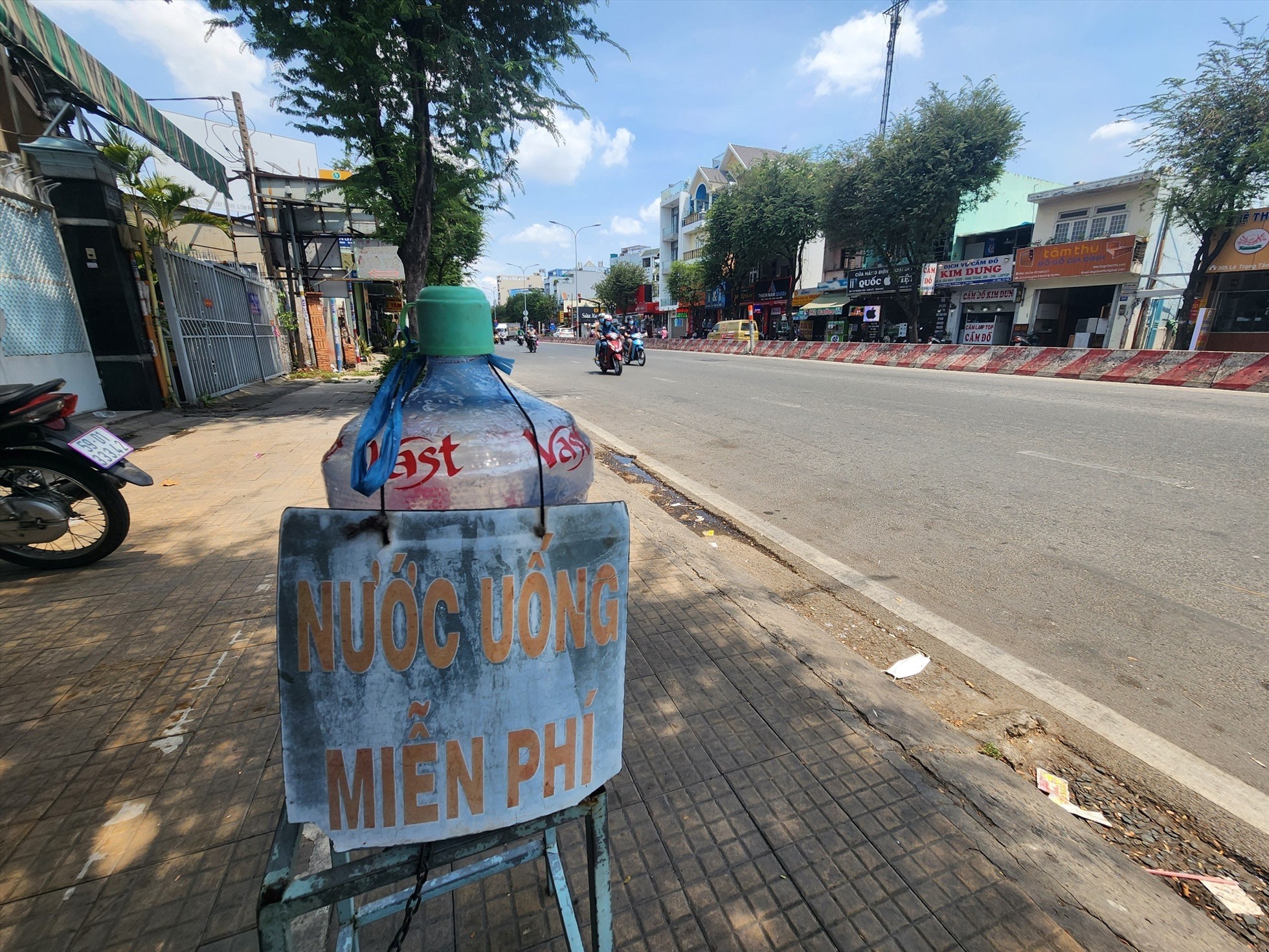 Dọc các tuyến đường Tố Hữu, Mai Chí Thọ (TP Thủ Đức) xuất hiện nhiều quán giải khát. Một số nơi còn cung cấp nước miễn phí cho người đi đường.