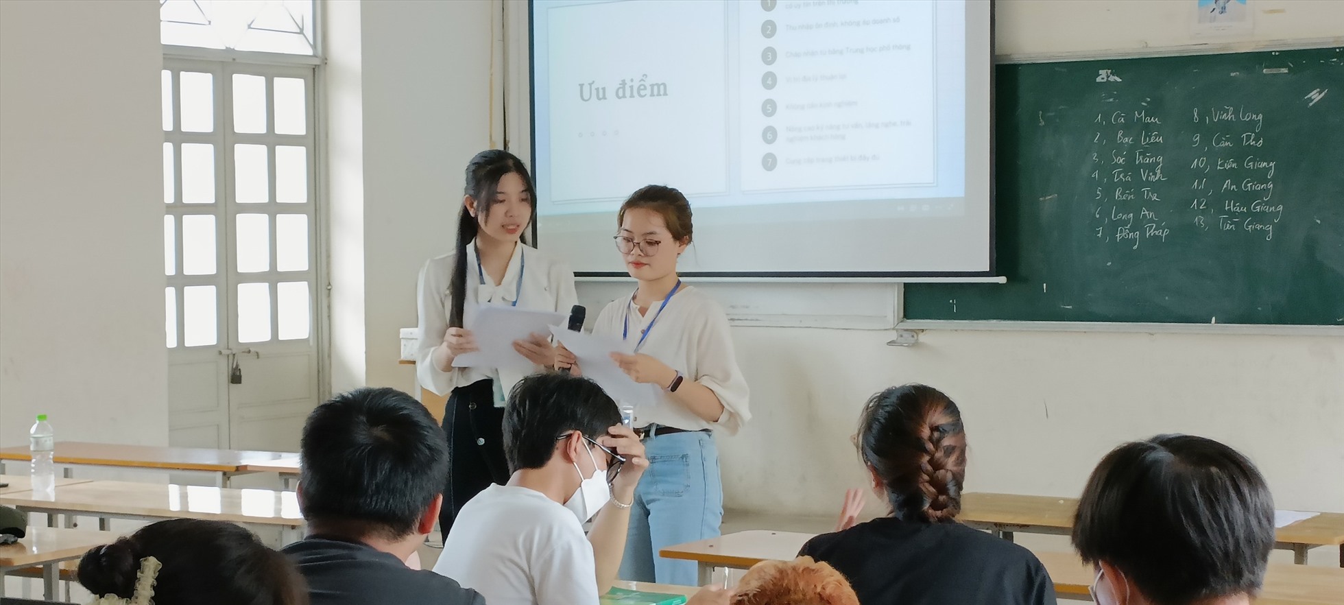 Mai Vân tham gia chia sẻ cùng các bạn sinh viên các trường đại học (Ảnh: Nhân vật cung cấp)