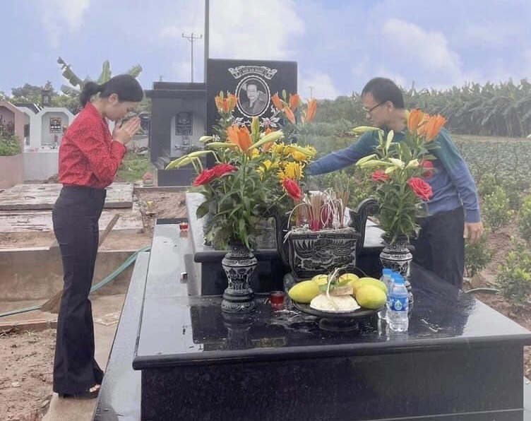 Diễn viên Diệu Hương thăm mộ Nghệ sĩ Nhân dân Quang Dũng. Ảnh: Nhân vật cung cấp