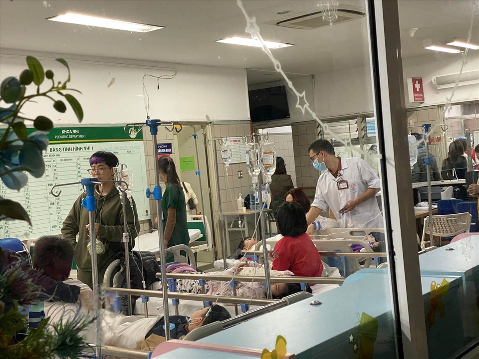 Ghi nhận của phóng viên tại Bệnh viện Bạch Mai, nơi học sinh ngh