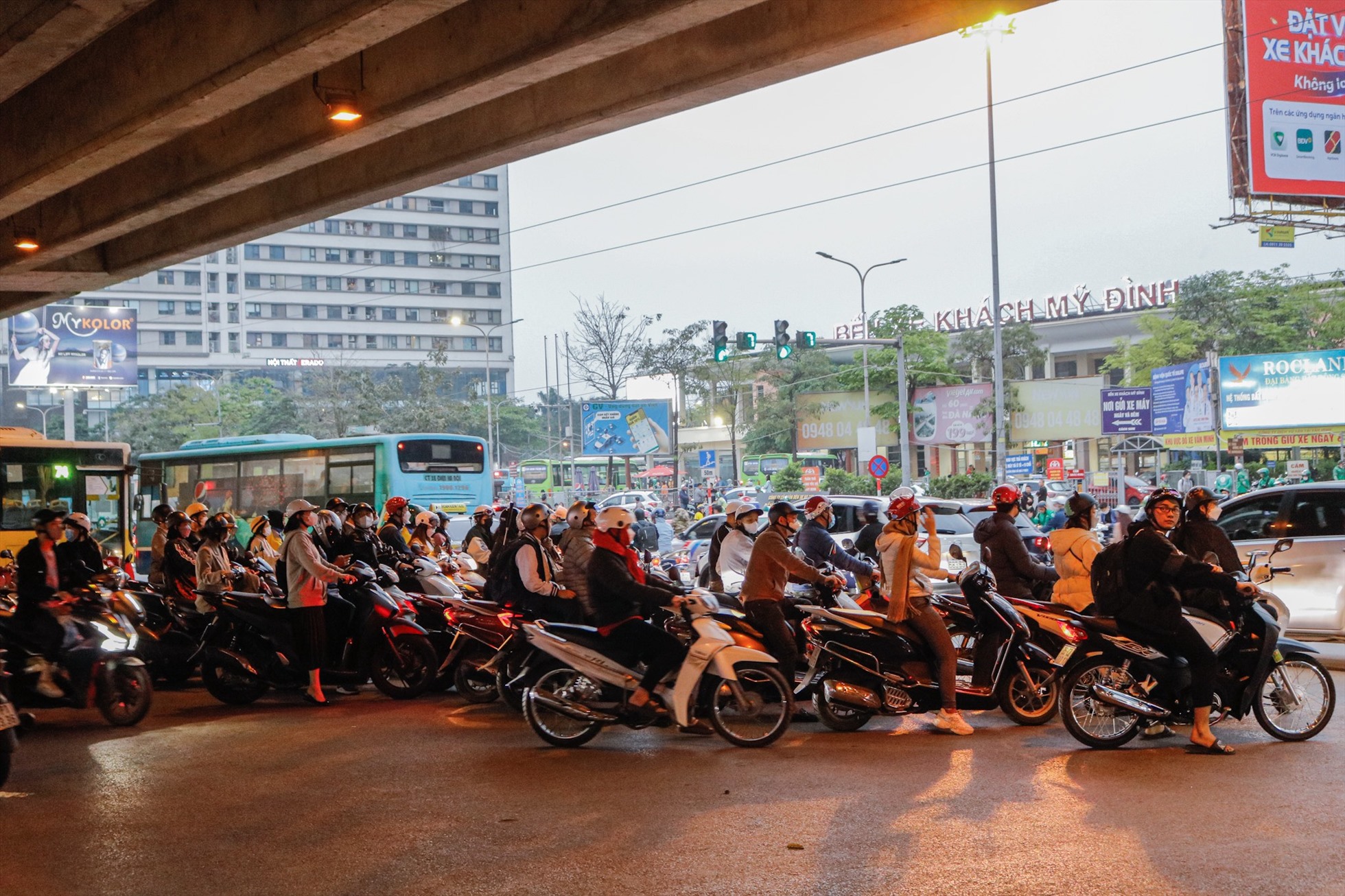 Hàng dài xe máy rẽ trái từ Phạm Hùng sang Nguyễn Hoàng.
