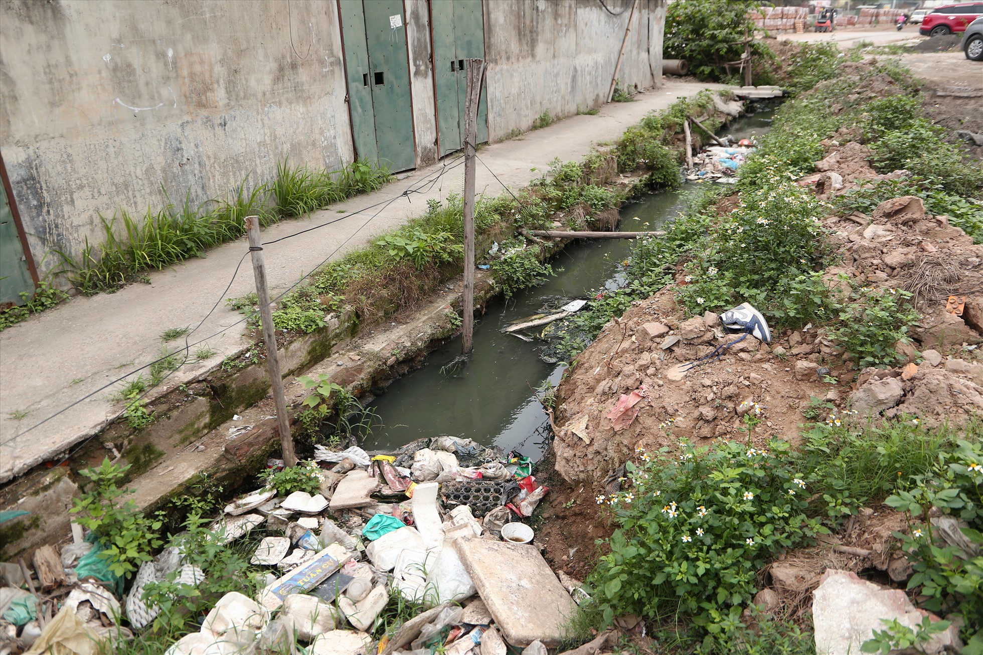 Rác thải bị người dân xả xuống kênh nước gây ô nhiễm. Ảnh: Vĩnh Hoàng