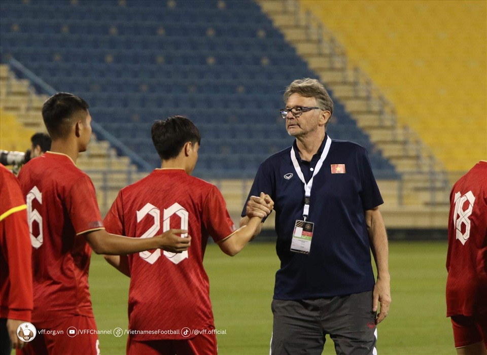 Huấn luyện viên Troussier động viên các học trò sau trận đấu với U23 Kyrgyzstan. Ảnh: VFF