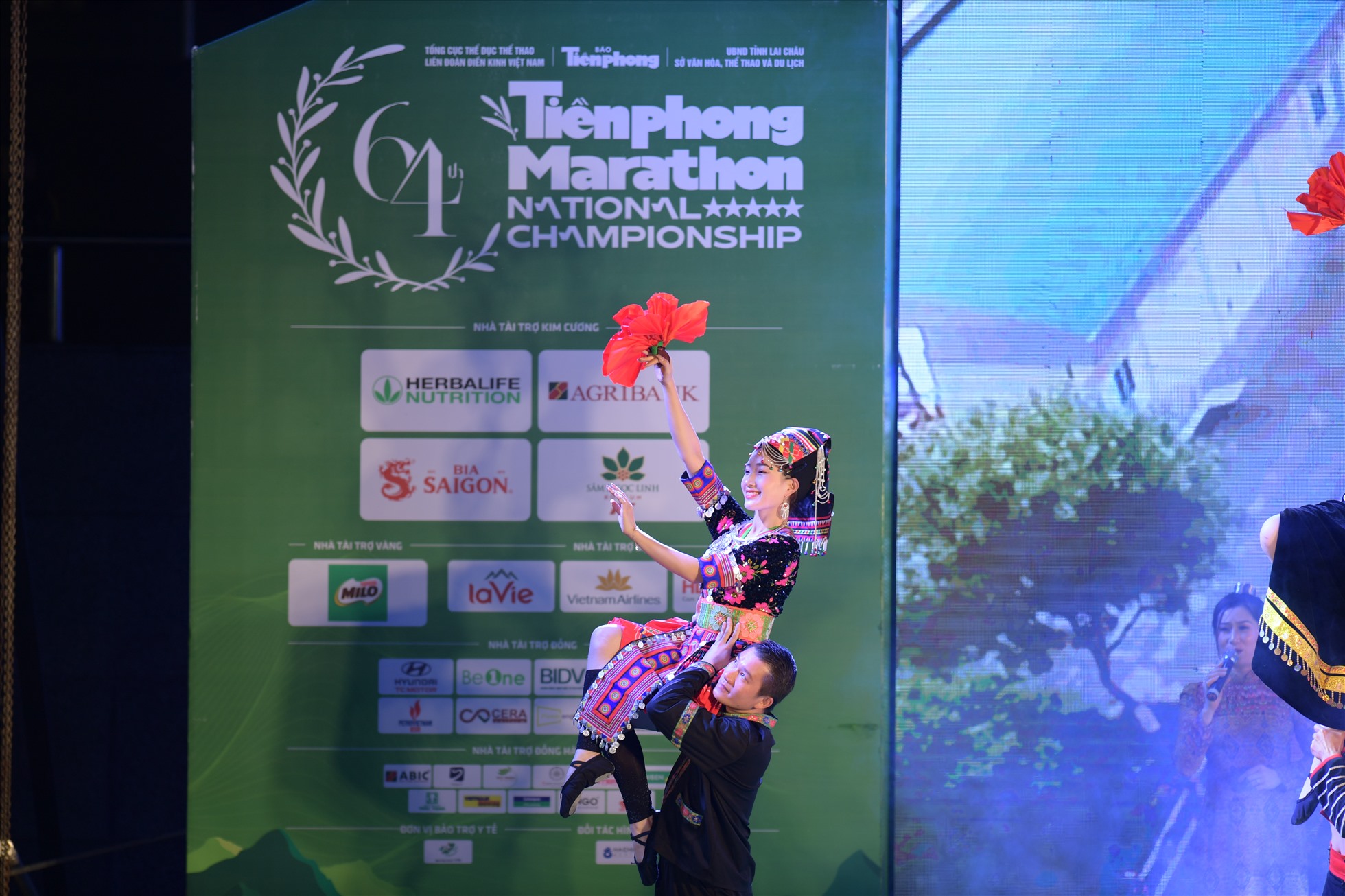 Đêm văn hóa nghệ thuật Lai Châu là một trong những hoạt động quảng bá văn hóa bản địa trong thời gian diễn ra Giải vô địch quốc gia Tiền Phong Marathon lần thứ 64. Nguồn: SABECO