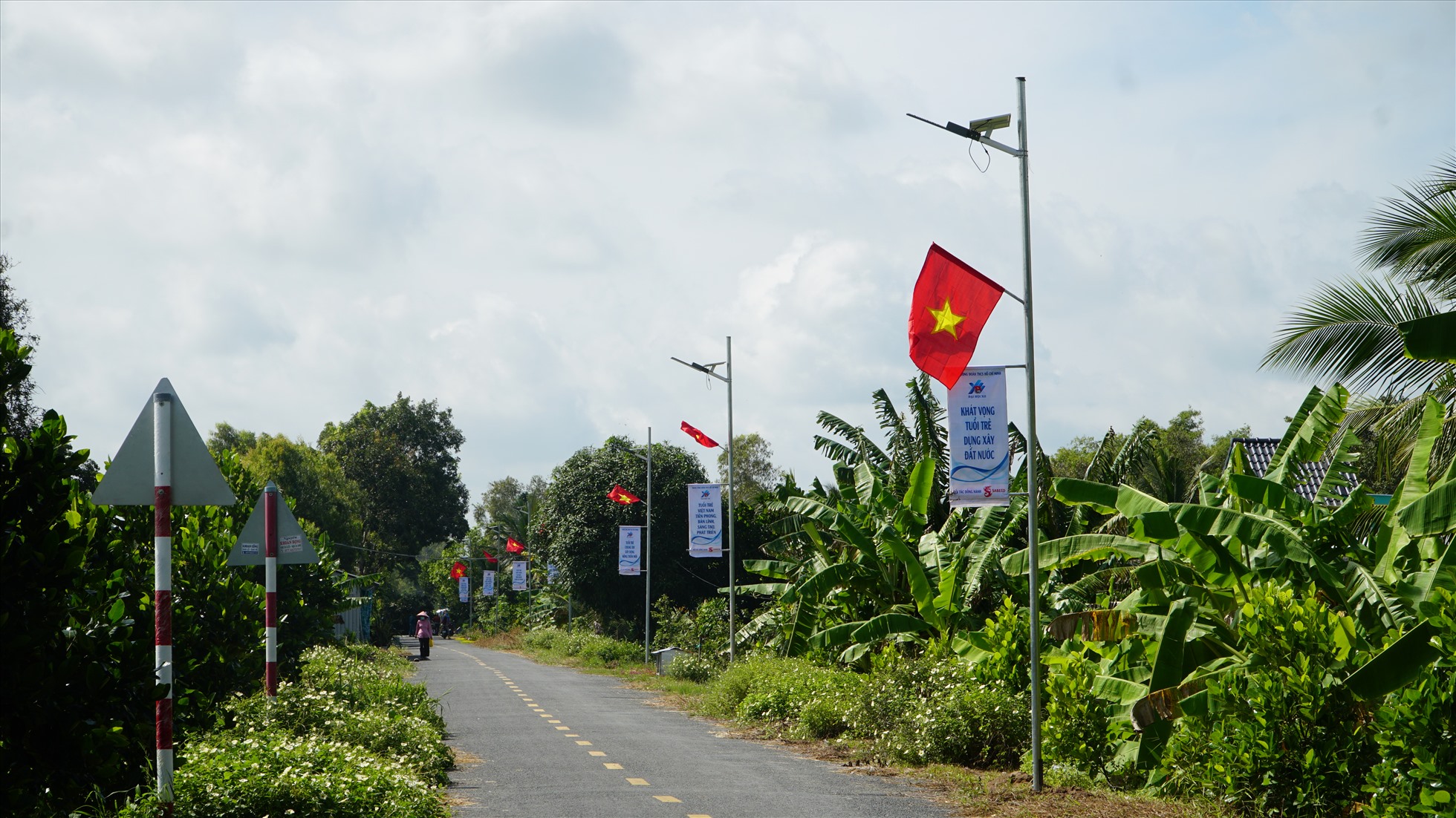 Đoạn đường dài 1 km tại xã Tân Kiều, huyện Tháp Mười, Đồng Tháp được thắp sáng nhờ hệ thống đèn năng lượng mặt trời từ sáng kiến Thắp sáng đường quê. Nguồn: SABECO