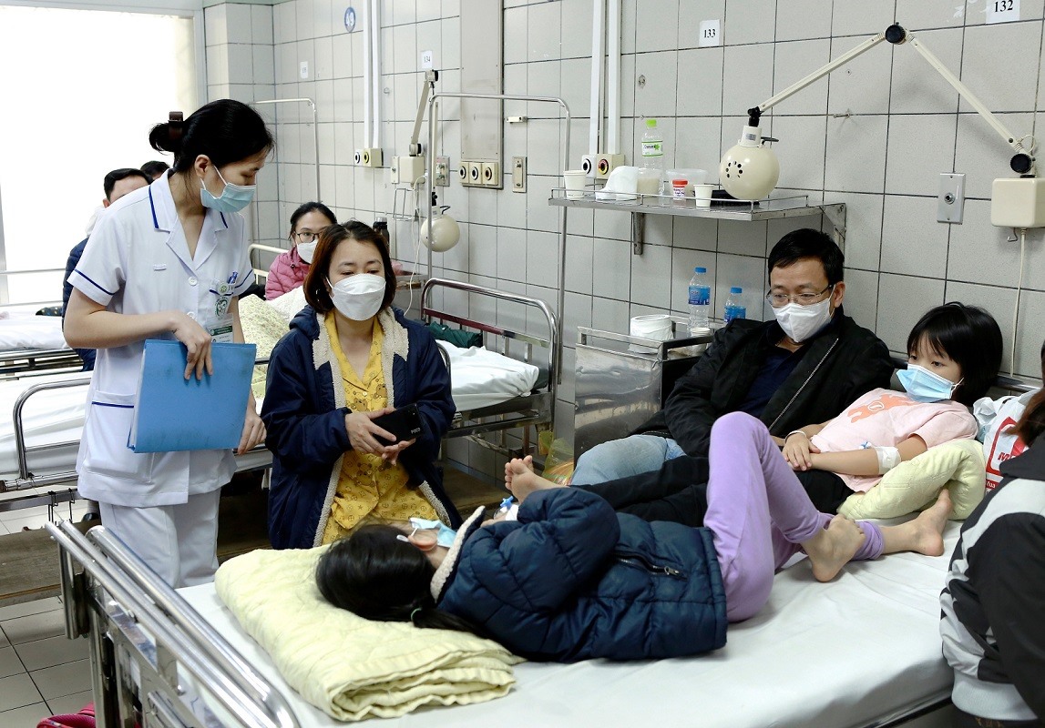 Học sinh Trường Tiểu học Kim Giang điều trị tại Bệnh viện Bạch Mai. Ảnh: Bệnh viện cung cấp