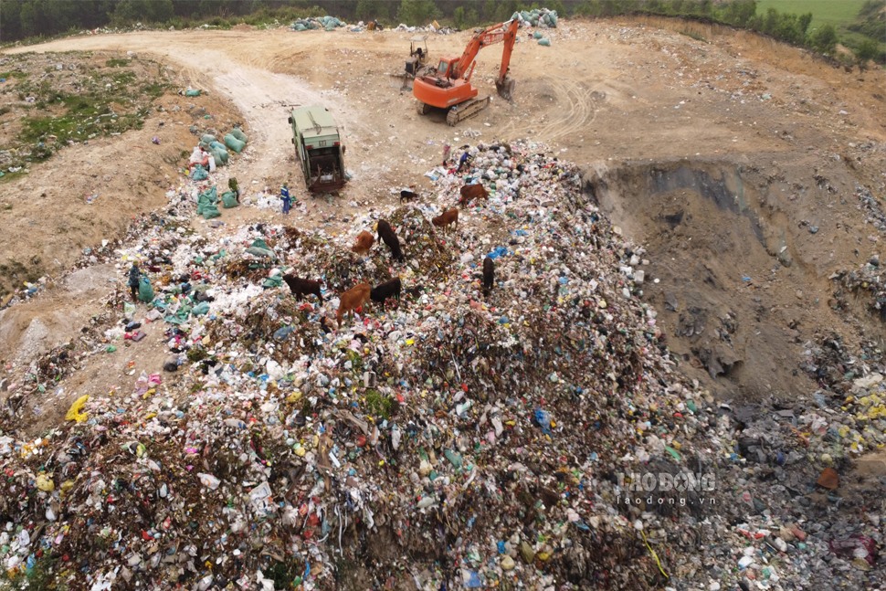 Mùi hôi thối từ khu chôn lấp rác thải Sông Công khiến người dân khổ sở. Ảnh: Nguyễn Hoàn.