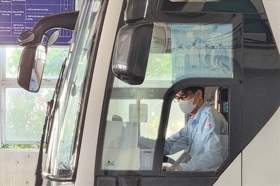 Nhân viên đăng kiểm đang thực hiện kiểm định cho một phương tiện của Công ty TNHH Du Ngoạn Việt. Ảnh: Thành An