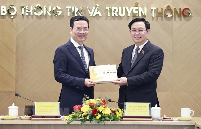 Bộ trưởng Bộ Thông tin và Truyền thông Nguyễn Mạnh Hùng trao sách về Chủ tịch Hồ Chí Minh tặng Chủ tịch Quốc hội Vương Đình Huệ. Ảnh: TTXVN