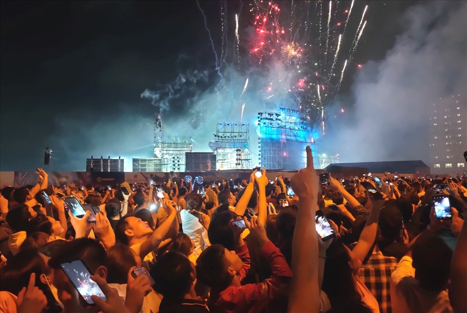 Biển người xem bắn pháo hoa trong đêm khai mạc du lịch biển Sầm Sơn năm 2022. Ảnh: Quách Du