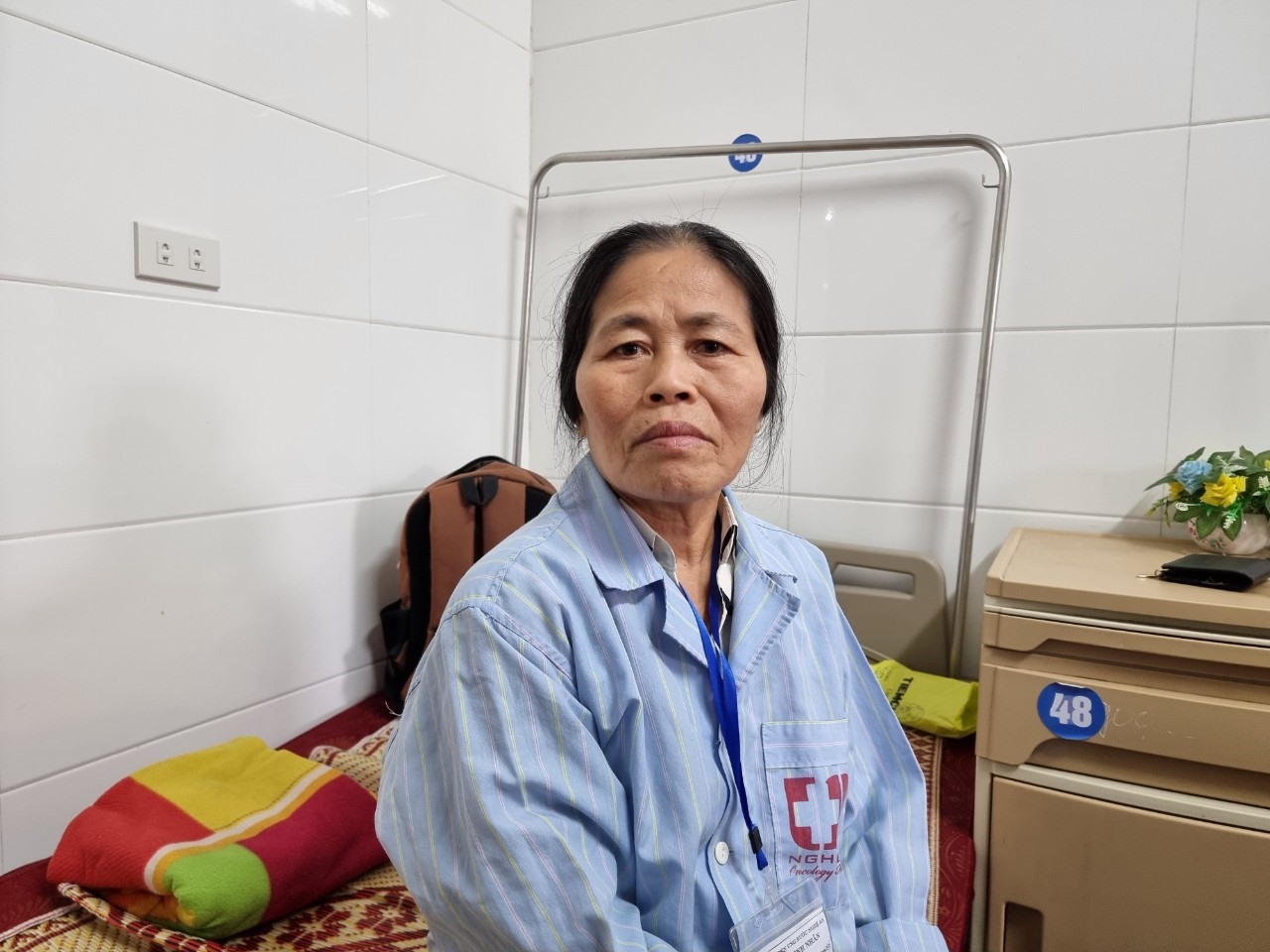Bà Nguyễn Thị Xuân (60 tuổi), trú xã Long Sơn, huyện Anh Sơn phải điều trị nội trú do bị u tuyến giáp. Ảnh: Quang Đại